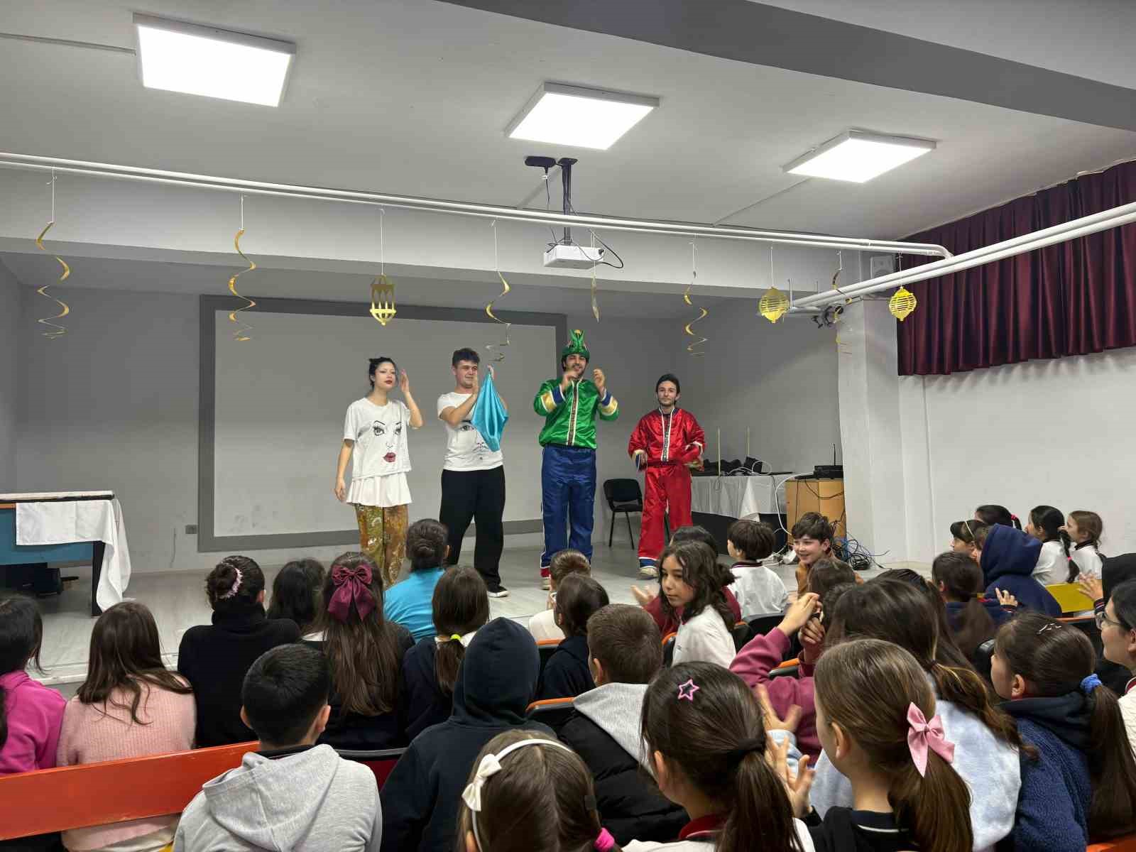 Menteşe’de gönüllü gençler Hacivat ve Karagöz’ü okullara taşıdı
