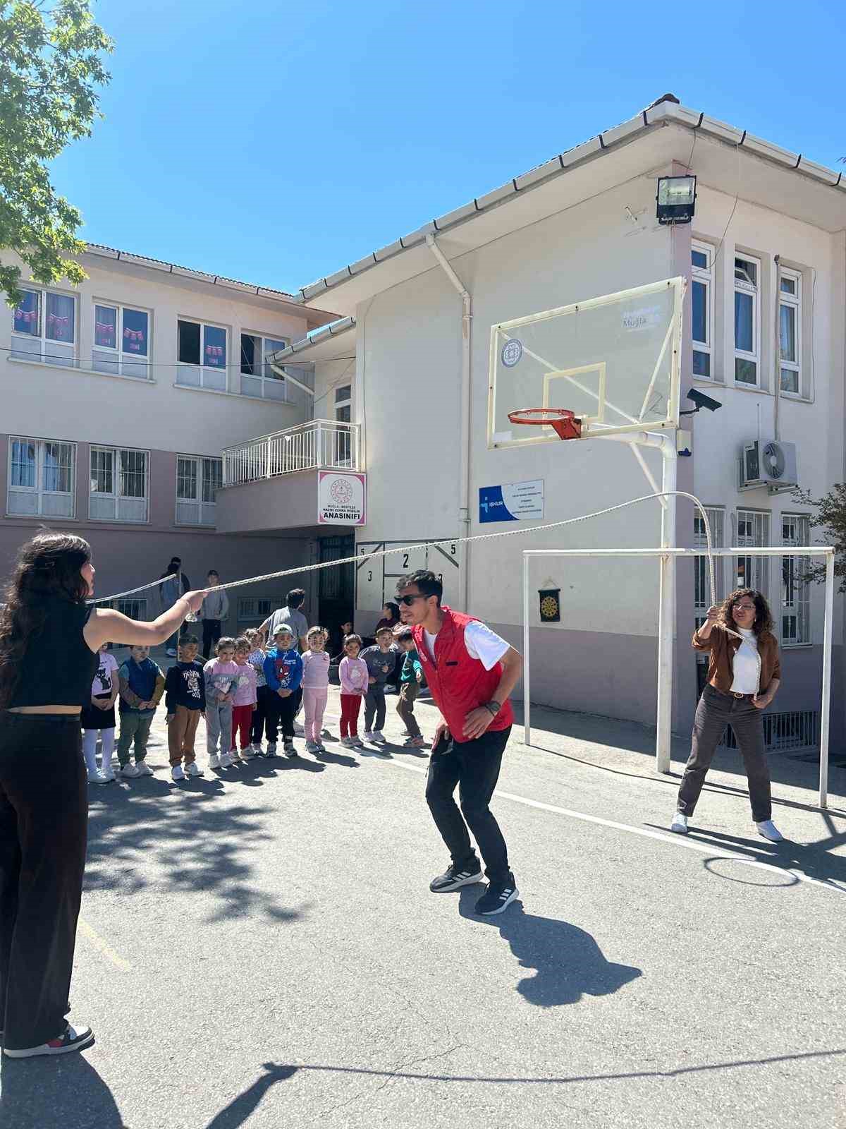 Menteşe’de gönüllü gençlerden örnek etkinlik
