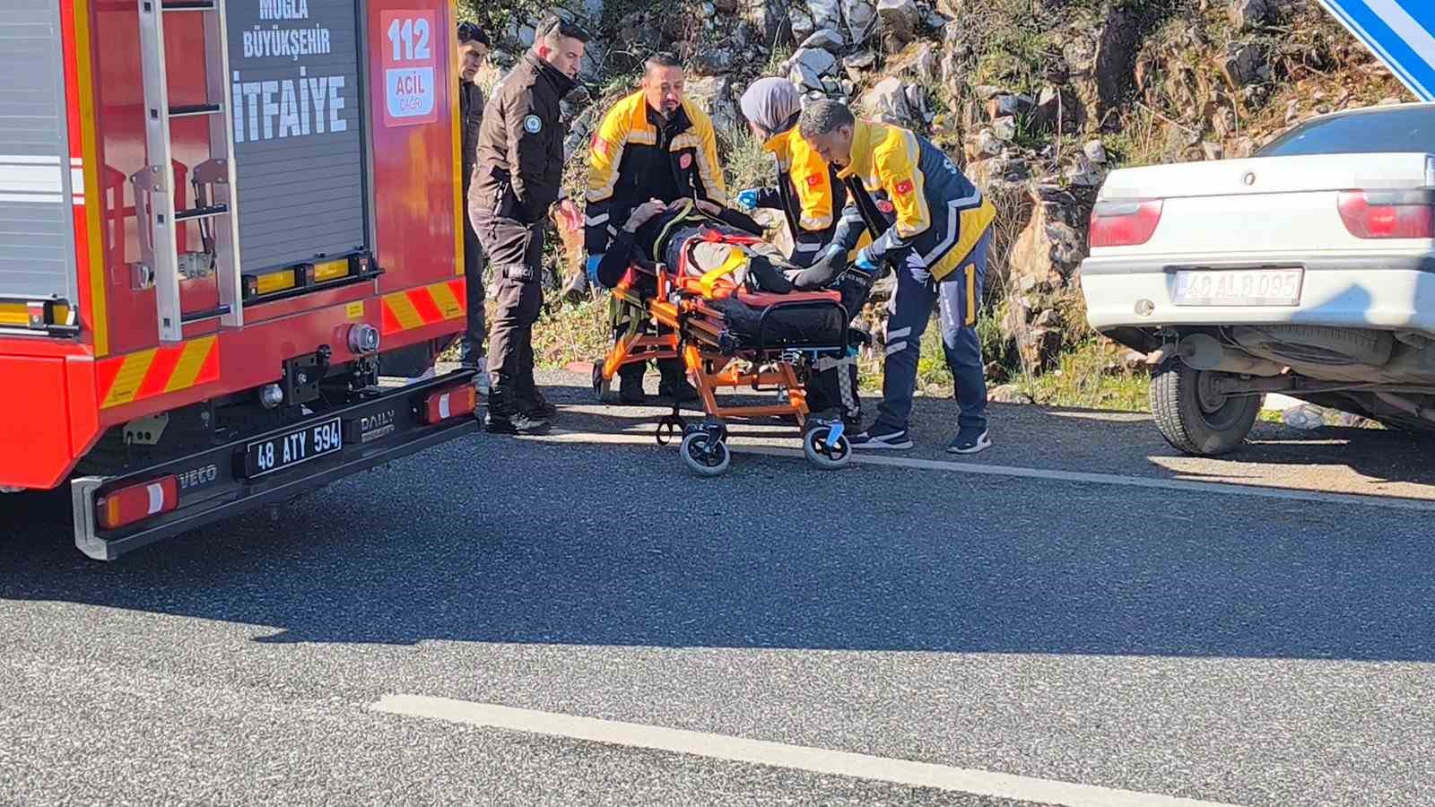 Menteşe’de kazada alev alan araçtaki 2 kişi ekiplerce kutarıldı
