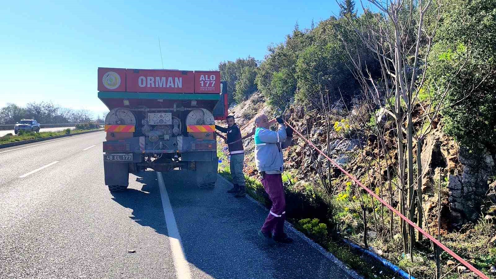 Menteşe’de kazada alev alan araçtaki 2 kişi ekiplerce kutarıldı
