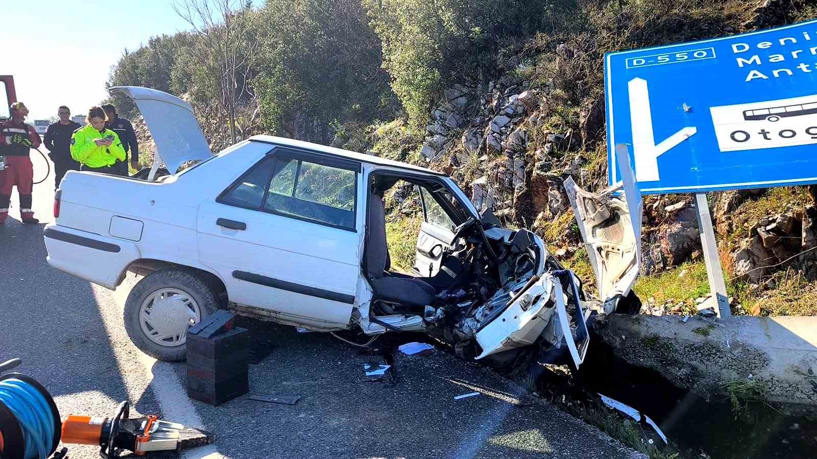 Menteşe’de kazada alev alan araçtaki 2 kişi ekiplerce kutarıldı
