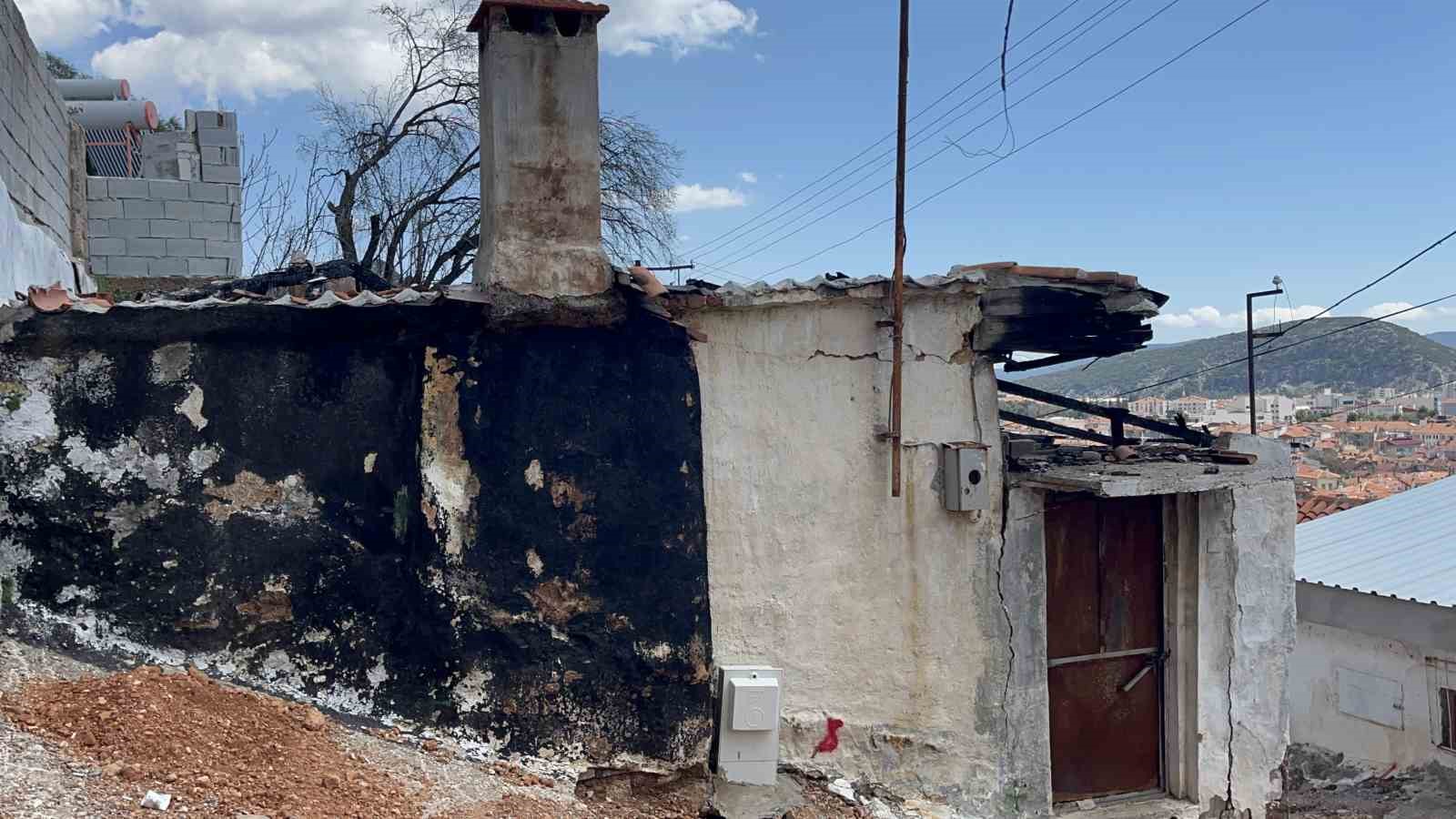 Menteşe’de küle dönen evleri için iki kardeş yardım bekliyor
