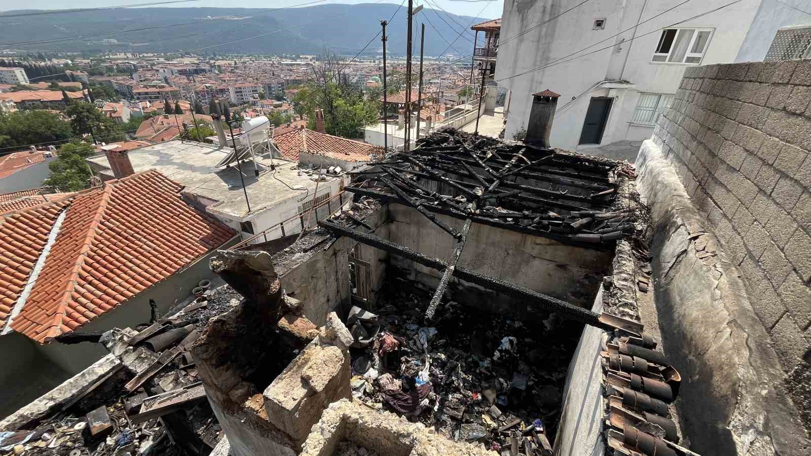 Menteşe’de küle dönen evleri için iki kardeş yardım bekliyor
