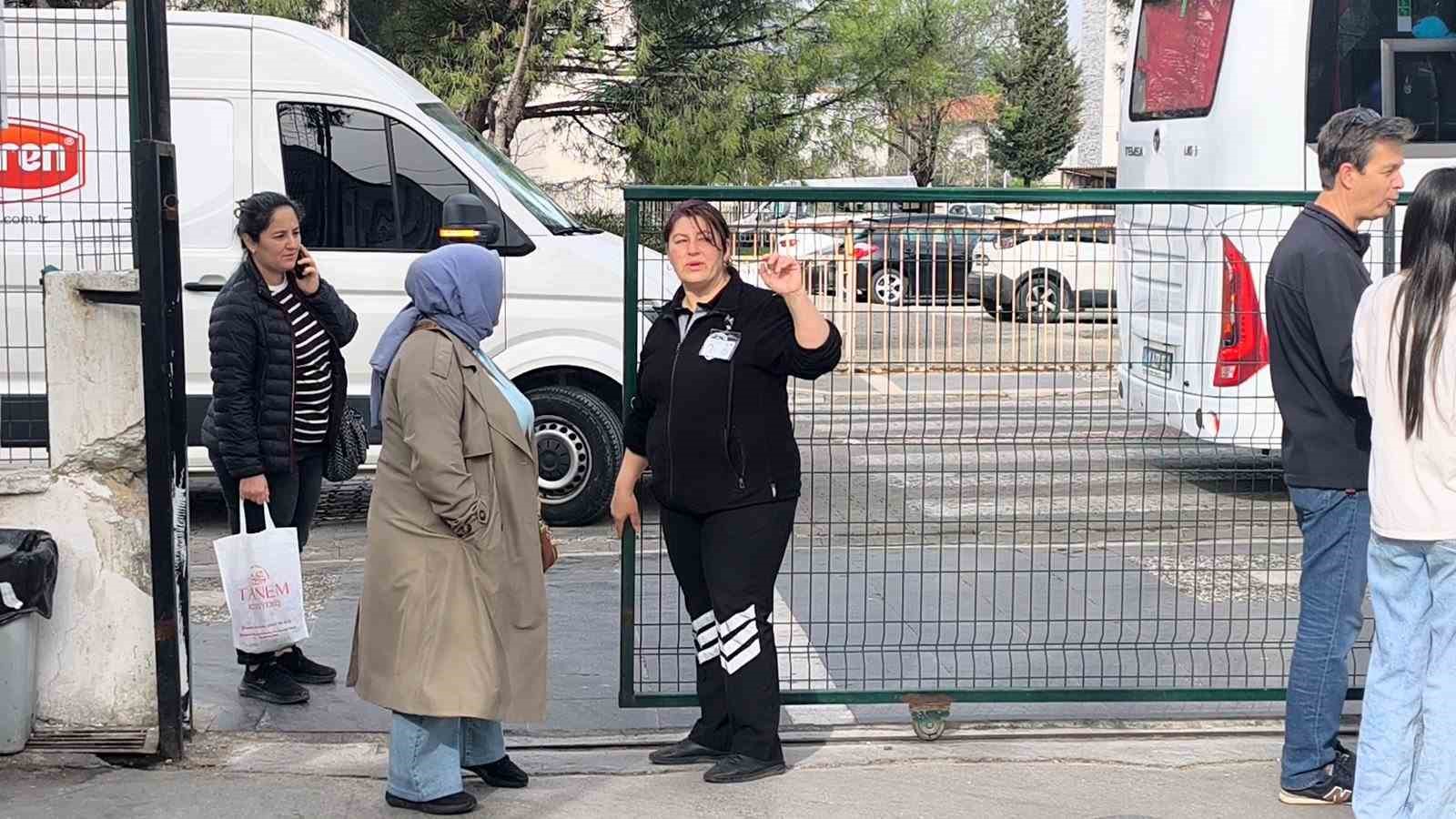 Menteşe’de okul önlerinde güvenlik duvarı
