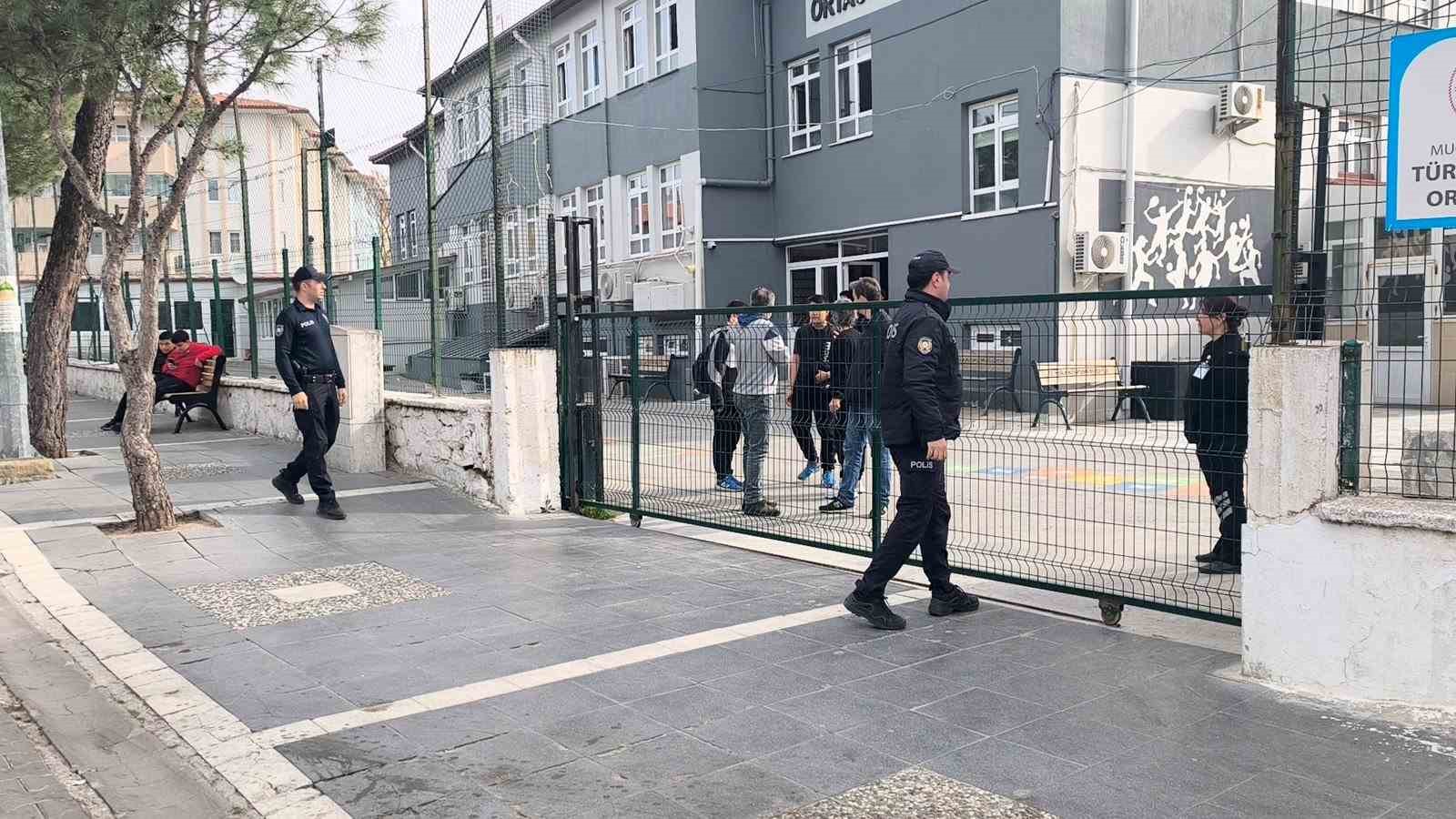 Menteşe’de okul önlerinde güvenlik duvarı
