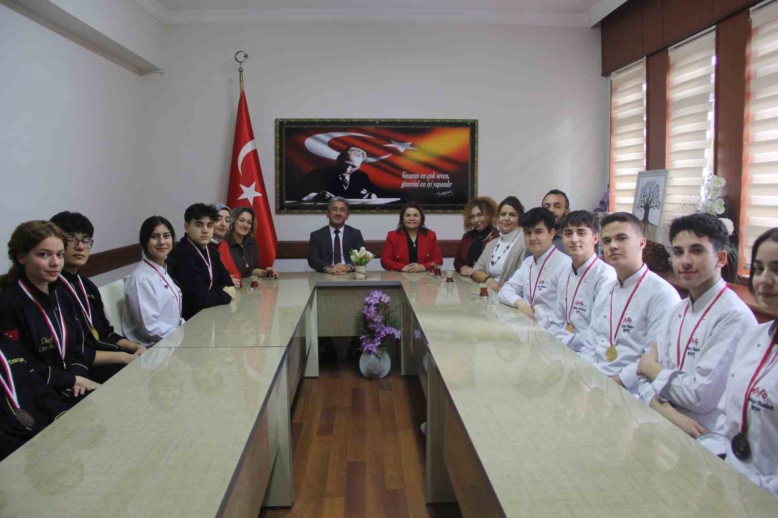 Menteşeli genç şefler, İstanbul’dan 11 madalya ile döndü
