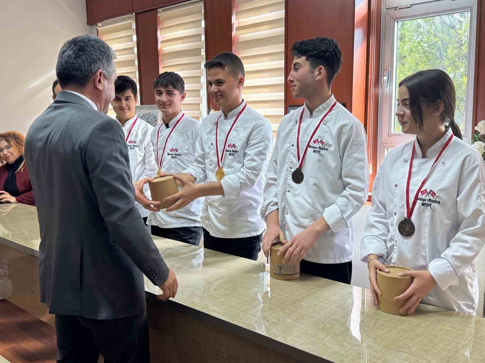 Menteşeli genç şefler, İstanbul’dan 11 madalya ile döndü
