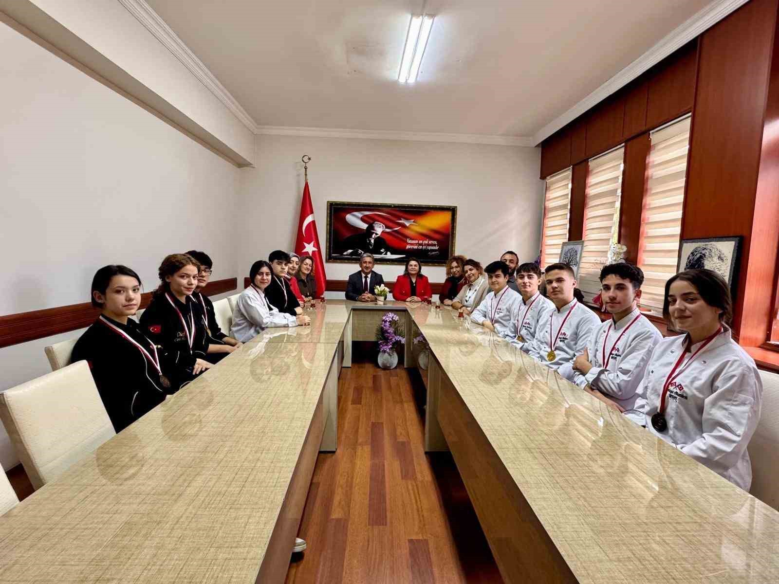 Menteşeli genç şefler, İstanbul’dan 11 madalya ile döndü
