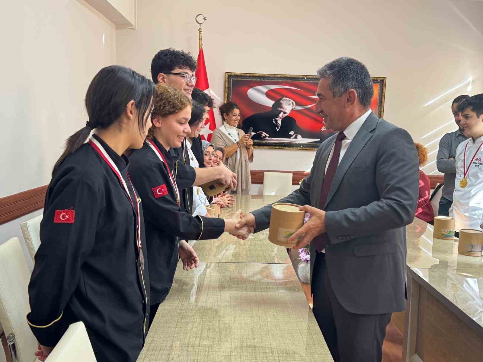 Menteşeli genç şefler, İstanbul’dan 11 madalya ile döndü
