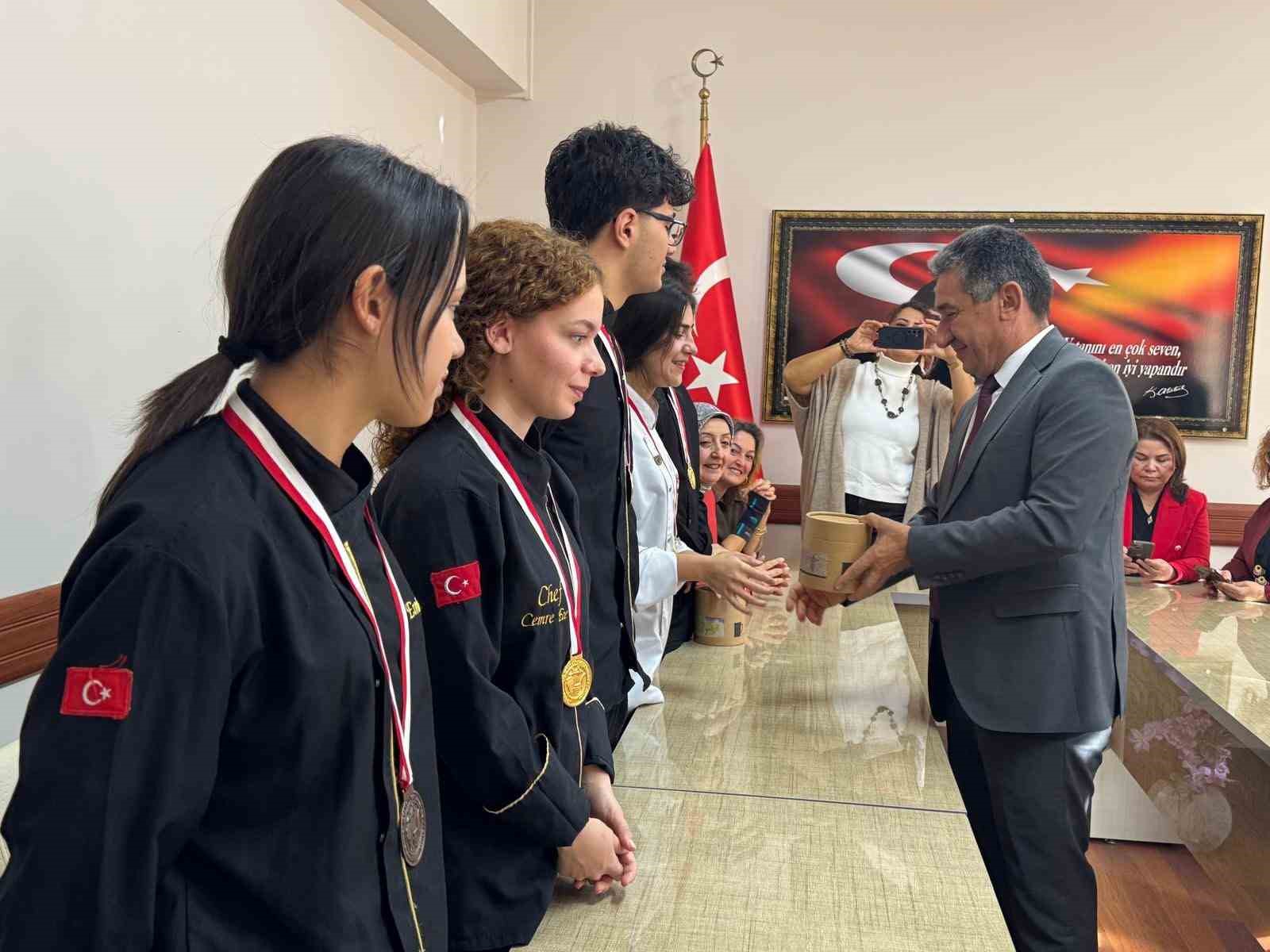 Menteşeli genç şefler, İstanbul’dan 11 madalya ile döndü

