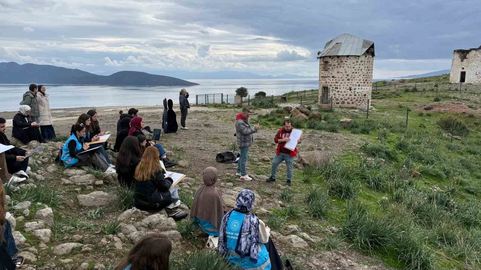 Menteşe’nin gönüllü gençlerinden Bodrum’da sanat çıkartması
