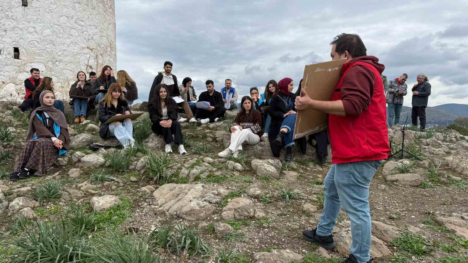 Menteşe’nin gönüllü gençlerinden Bodrum’da sanat çıkartması
