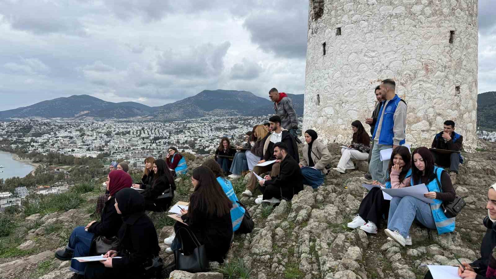Menteşe’nin gönüllü gençlerinden Bodrum’da sanat çıkartması
