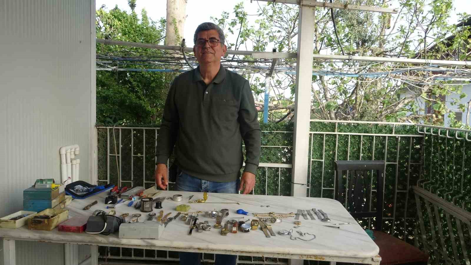 Merakla başlayıp 35 sene yaptığı mesleği teknolojiye yenik düşen saatçi, 12 yıldır evinde mesleğini yaşatıyor
Merakla başlayıp 35 sene yaptığı mesleği teknolojiye yenik düşen saatçi, 12 yıldır evinde mesleğini yaşatıyor