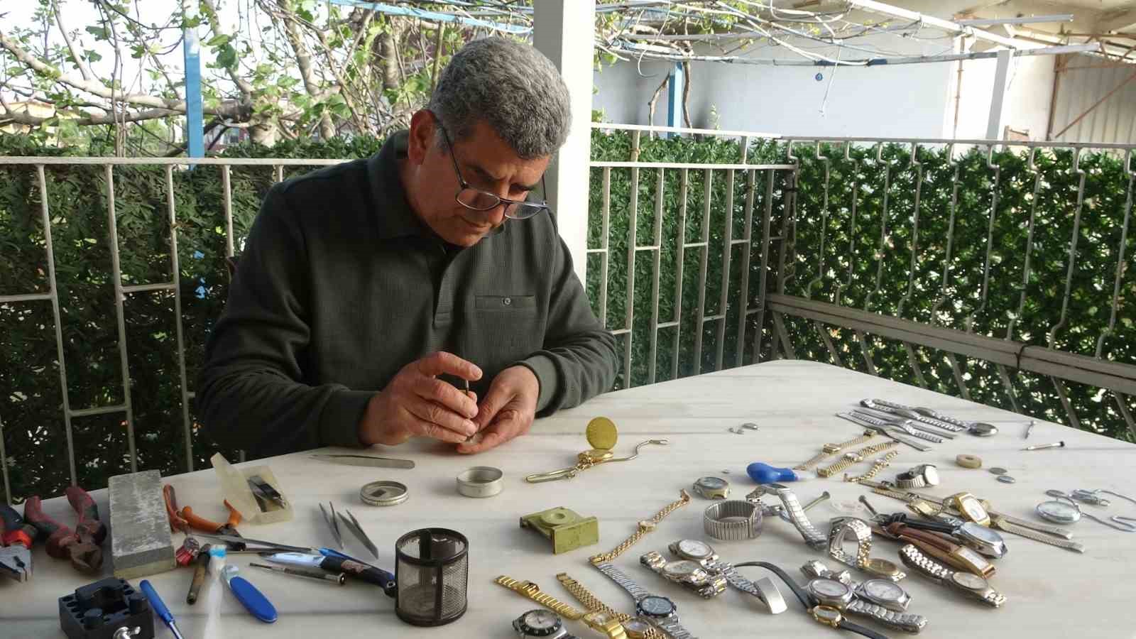 Merakla başlayıp 35 sene yaptığı mesleği teknolojiye yenik düşen saatçi, 12 yıldır evinde mesleğini yaşatıyor
Merakla başlayıp 35 sene yaptığı mesleği teknolojiye yenik düşen saatçi, 12 yıldır evinde mesleğini yaşatıyor