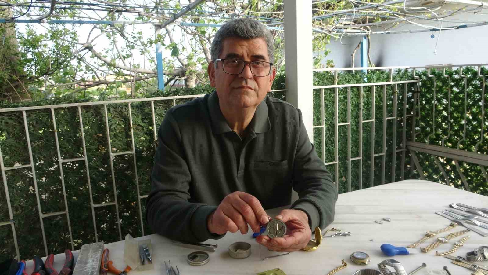 Merakla başlayıp 35 sene yaptığı mesleği teknolojiye yenik düşen saatçi, 12 yıldır evinde mesleğini yaşatıyor
Merakla başlayıp 35 sene yaptığı mesleği teknolojiye yenik düşen saatçi, 12 yıldır evinde mesleğini yaşatıyor