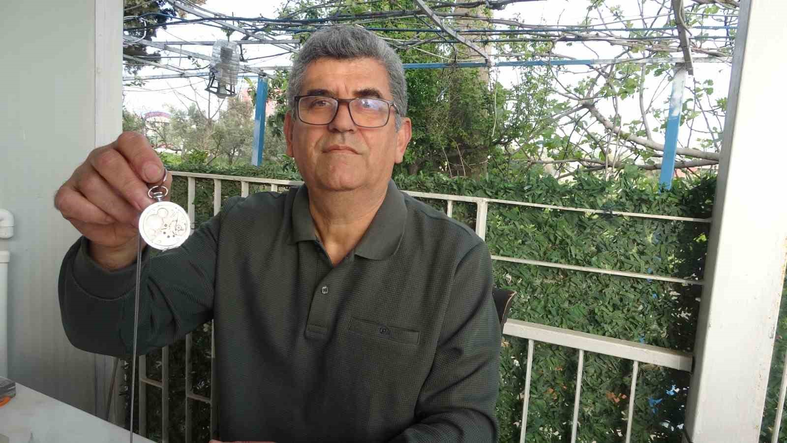 Merakla başlayıp 35 sene yaptığı mesleği teknolojiye yenik düşen saatçi, 12 yıldır evinde mesleğini yaşatıyor
Merakla başlayıp 35 sene yaptığı mesleği teknolojiye yenik düşen saatçi, 12 yıldır evinde mesleğini yaşatıyor