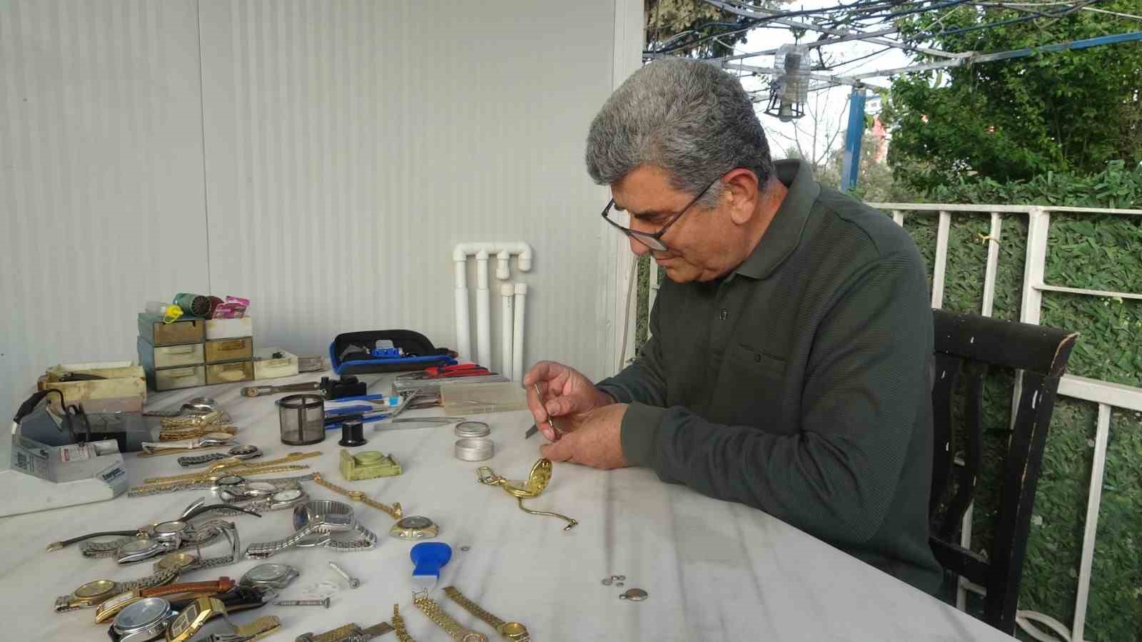 Merakla başlayıp 35 sene yaptığı mesleği teknolojiye yenik düşen saatçi, 12 yıldır evinde mesleğini yaşatıyor
Merakla başlayıp 35 sene yaptığı mesleği teknolojiye yenik düşen saatçi, 12 yıldır evinde mesleğini yaşatıyor