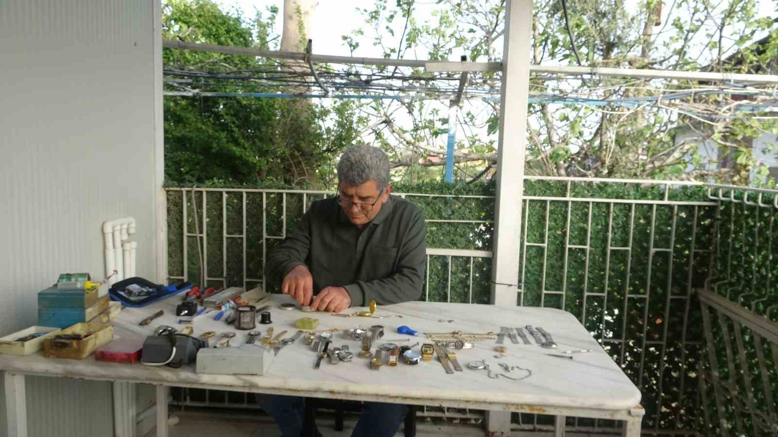 Merakla başlayıp 35 sene yaptığı mesleği teknolojiye yenik düşen saatçi, 12 yıldır evinde mesleğini yaşatıyor
Merakla başlayıp 35 sene yaptığı mesleği teknolojiye yenik düşen saatçi, 12 yıldır evinde mesleğini yaşatıyor