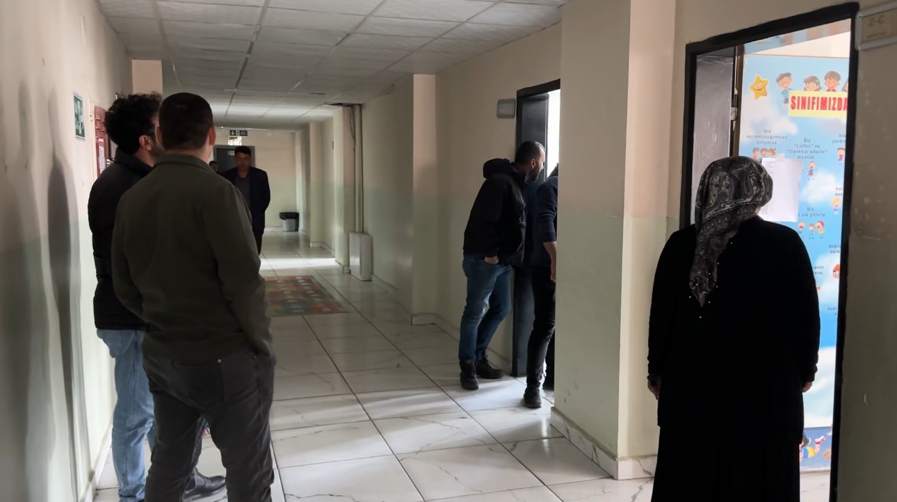 Meralardan sınıflara: Yüksekovalı çiftçiler bu kez sıralarda ter döktü
