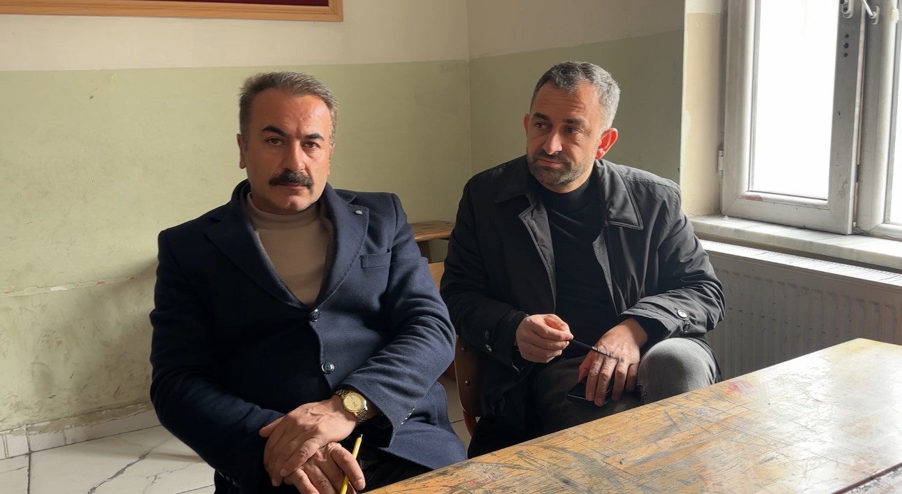 Meralardan sınıflara: Yüksekovalı çiftçiler bu kez sıralarda ter döktü
