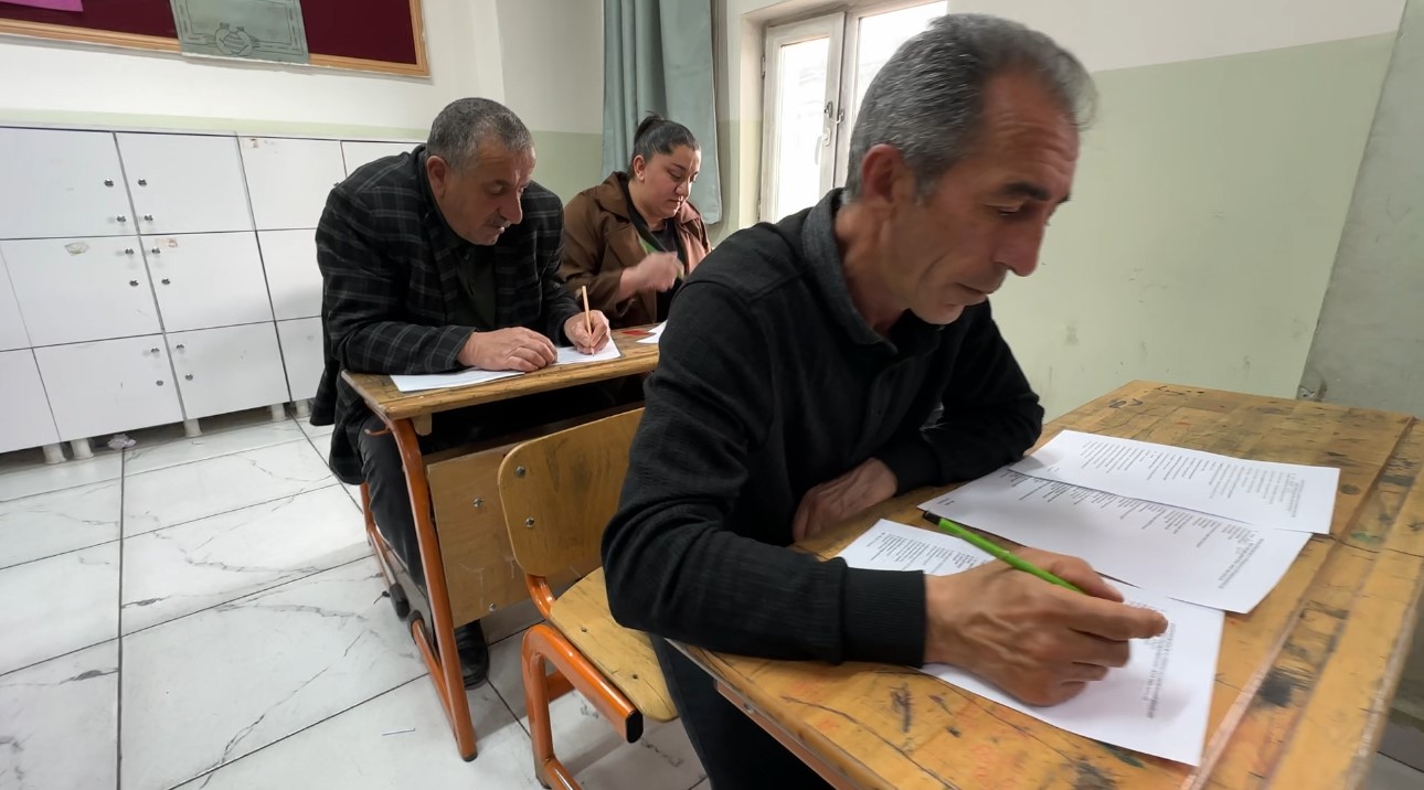 Meralardan sınıflara: Yüksekovalı çiftçiler bu kez sıralarda ter döktü
