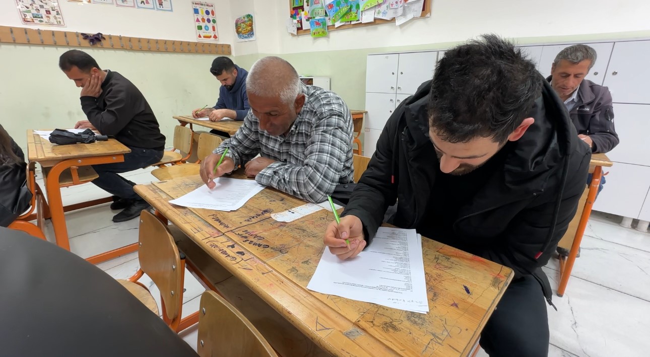 Meralardan sınıflara: Yüksekovalı çiftçiler bu kez sıralarda ter döktü
