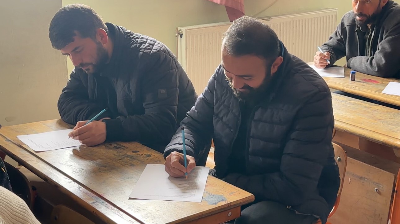 Meralardan sınıflara: Yüksekovalı çiftçiler bu kez sıralarda ter döktü
