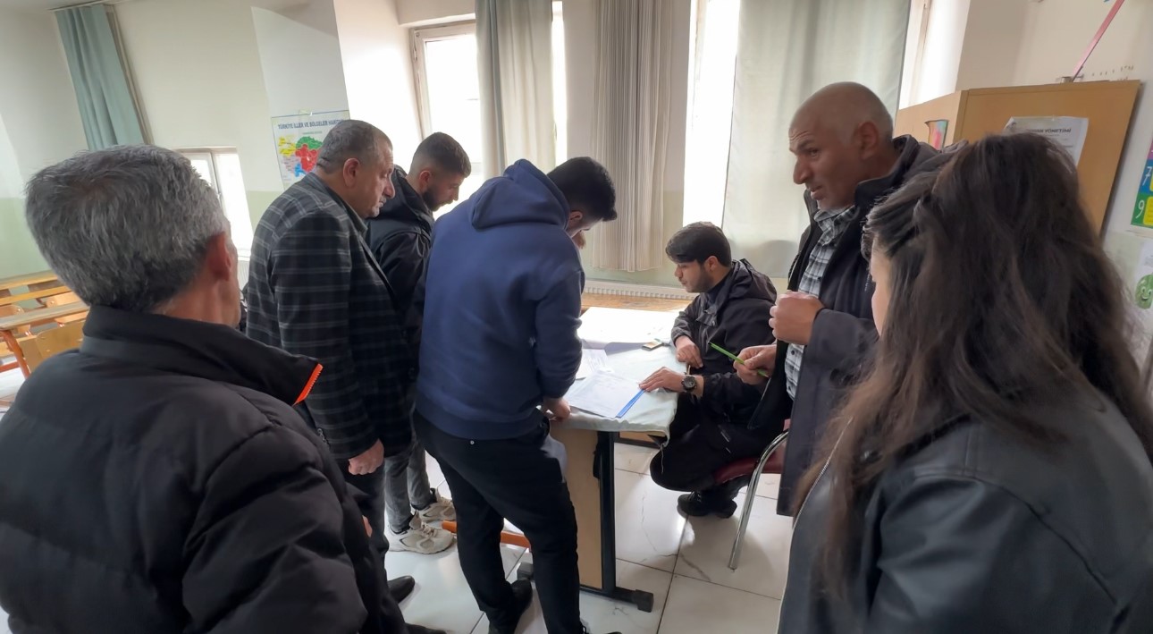 Meralardan sınıflara: Yüksekovalı çiftçiler bu kez sıralarda ter döktü
