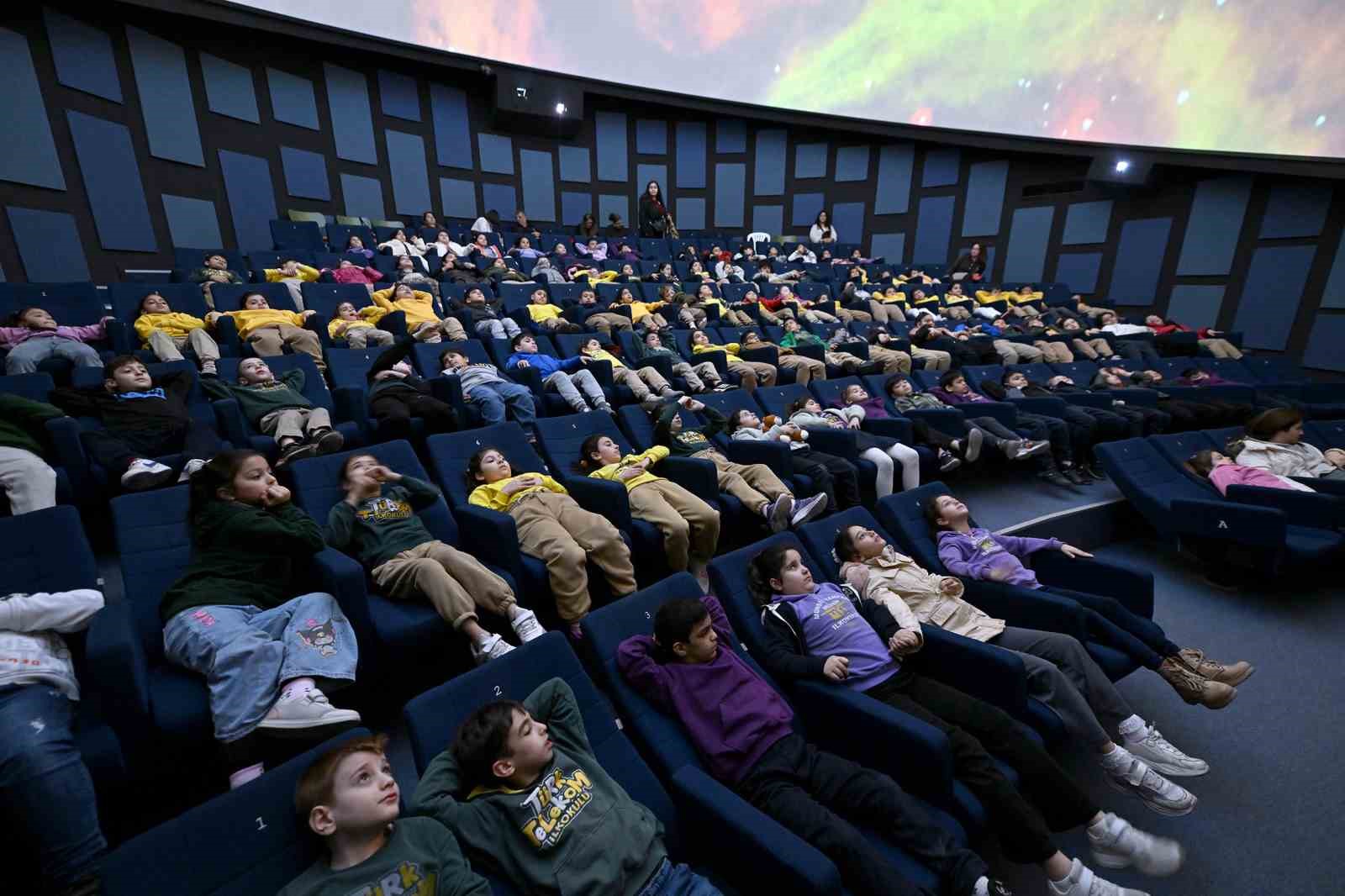 Mercan Bilim Merkezi planetaryumu çocukları evrenle buluşturuyor
Mercan Bilim Merkezi planetaryumu çocukları evrenle buluşturuyor