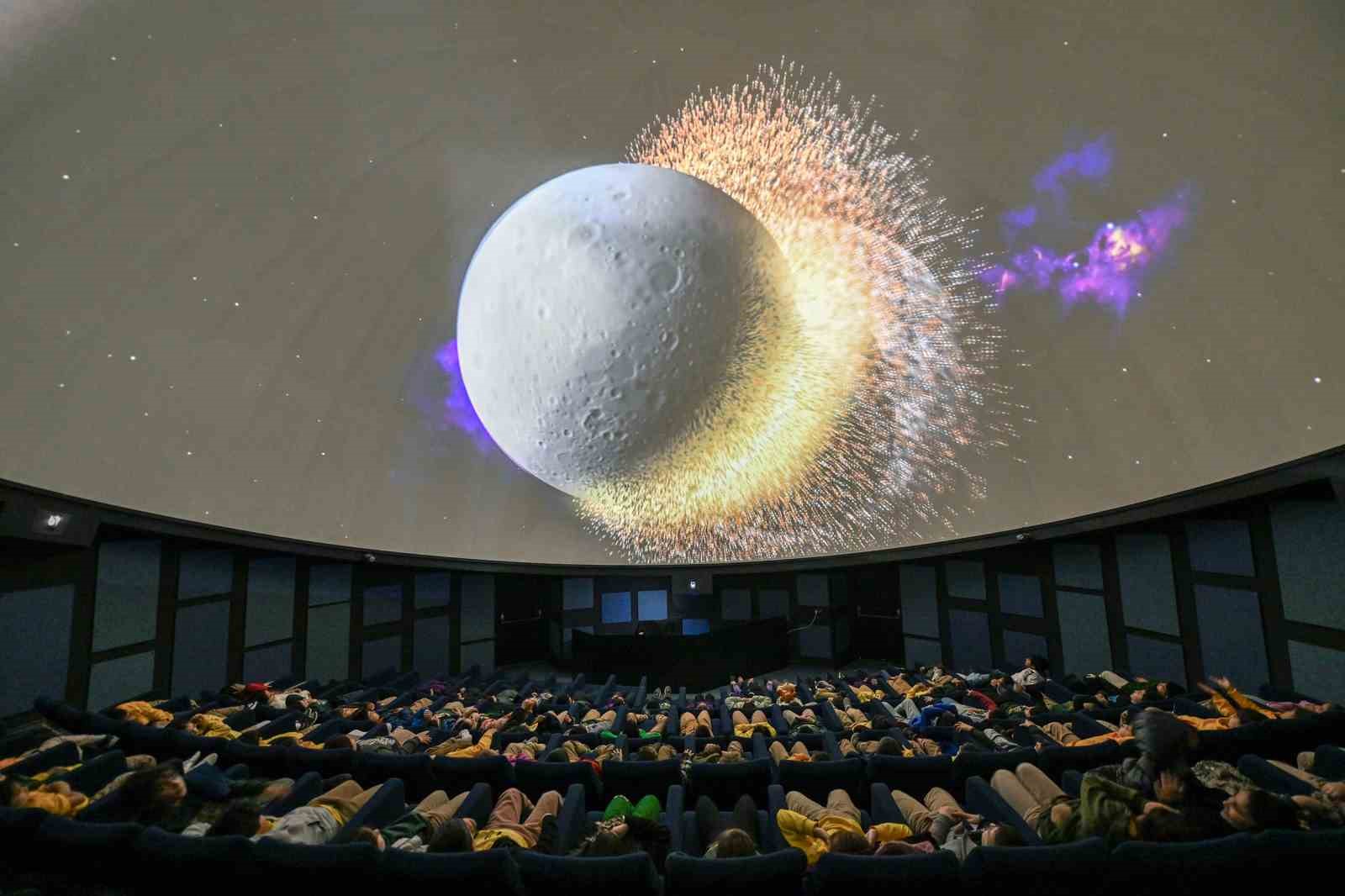 Mercan Bilim Merkezi planetaryumu çocukları evrenle buluşturuyor
Mercan Bilim Merkezi planetaryumu çocukları evrenle buluşturuyor