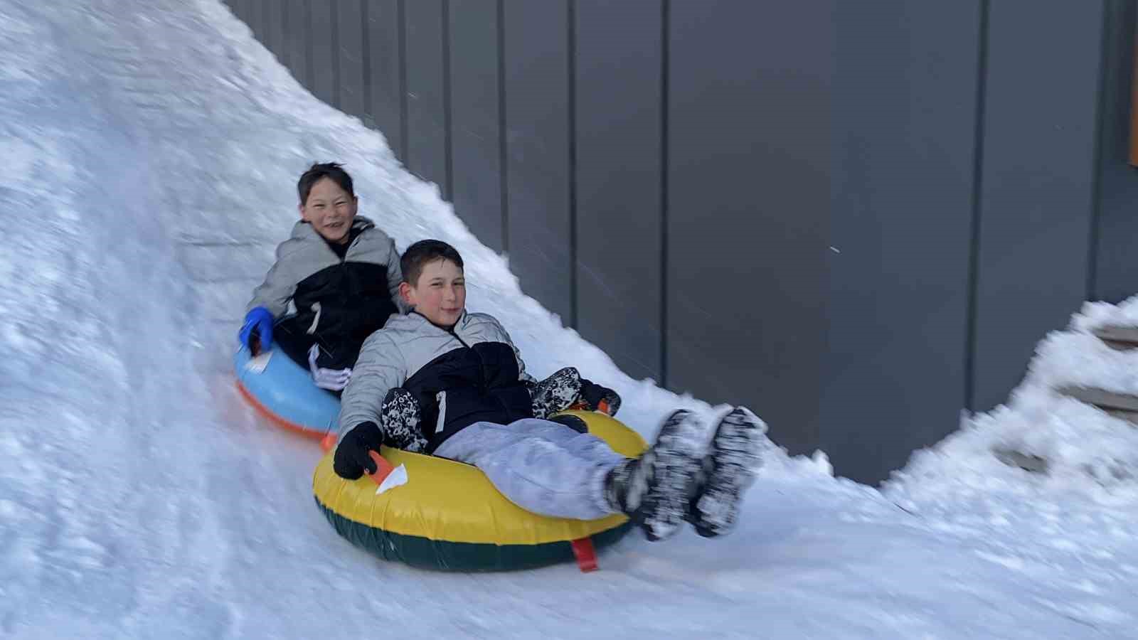Merdiven değil kayak pisti: Bolulu miniklerin kayak eğlencesi
