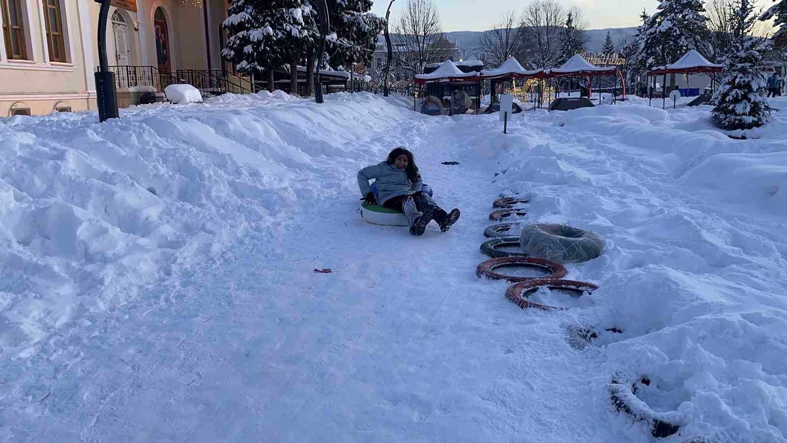 Merdiven değil kayak pisti: Bolulu miniklerin kayak eğlencesi
