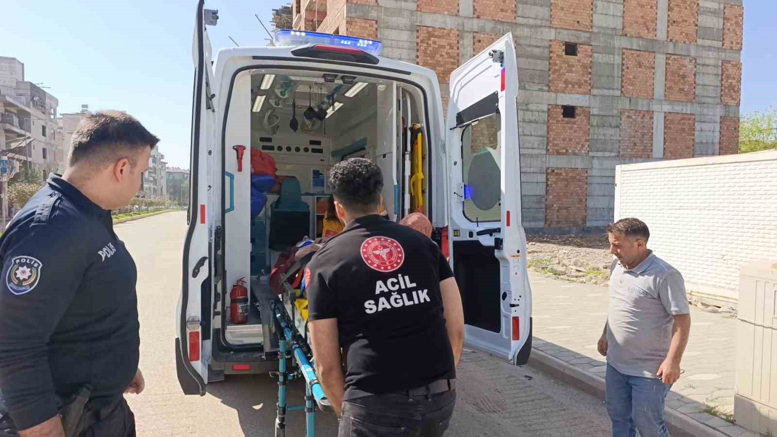 Merdivenlerden yuvarlanan işçi yaralandı
