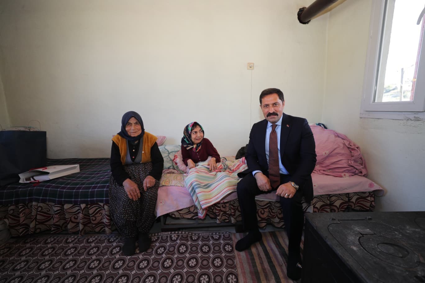 Merhametiyle Türkiye’ye örnek olan 80 yaşındaki anne ve ömrünü adadığı 61 yaşındaki engelli kızının Vali’yle sohbetleri yürekleri ısıttı
