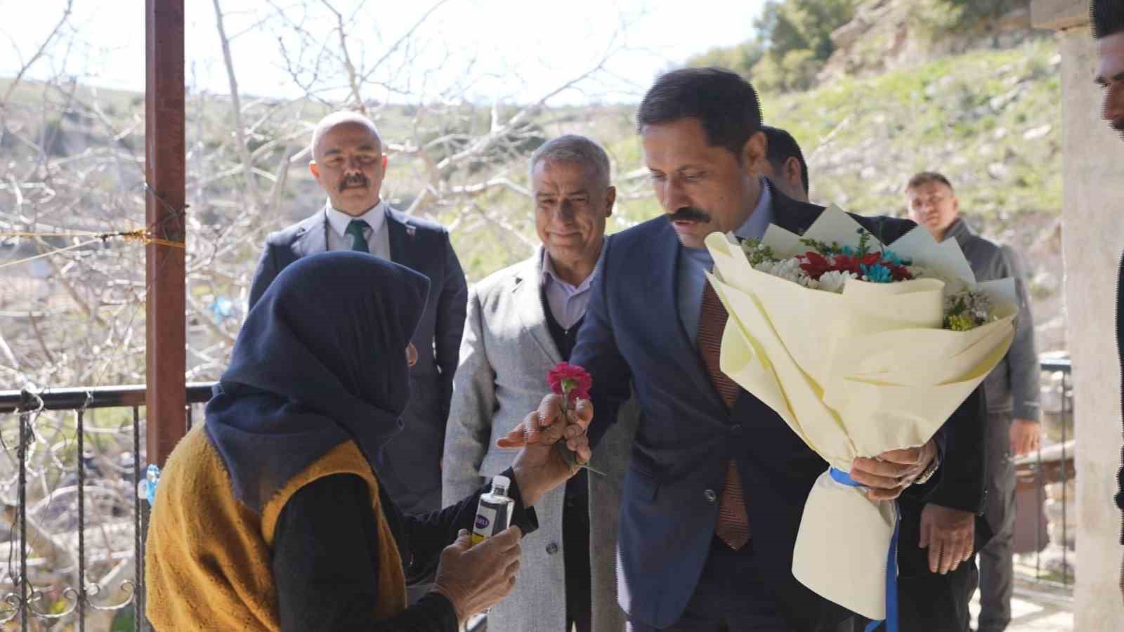 Merhametiyle Türkiye’ye örnek olan 80 yaşındaki anne ve ömrünü adadığı 61 yaşındaki engelli kızının Vali’yle sohbetleri yürekleri ısıttı
