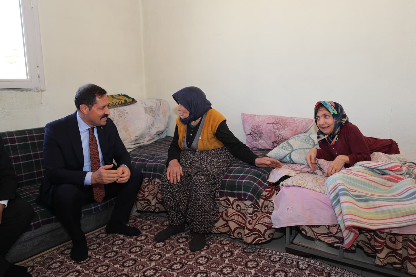 Merhametiyle Türkiye’ye örnek olan 80 yaşındaki anne ve ömrünü adadığı 61 yaşındaki engelli kızının Vali’yle sohbetleri yürekleri ısıttı
