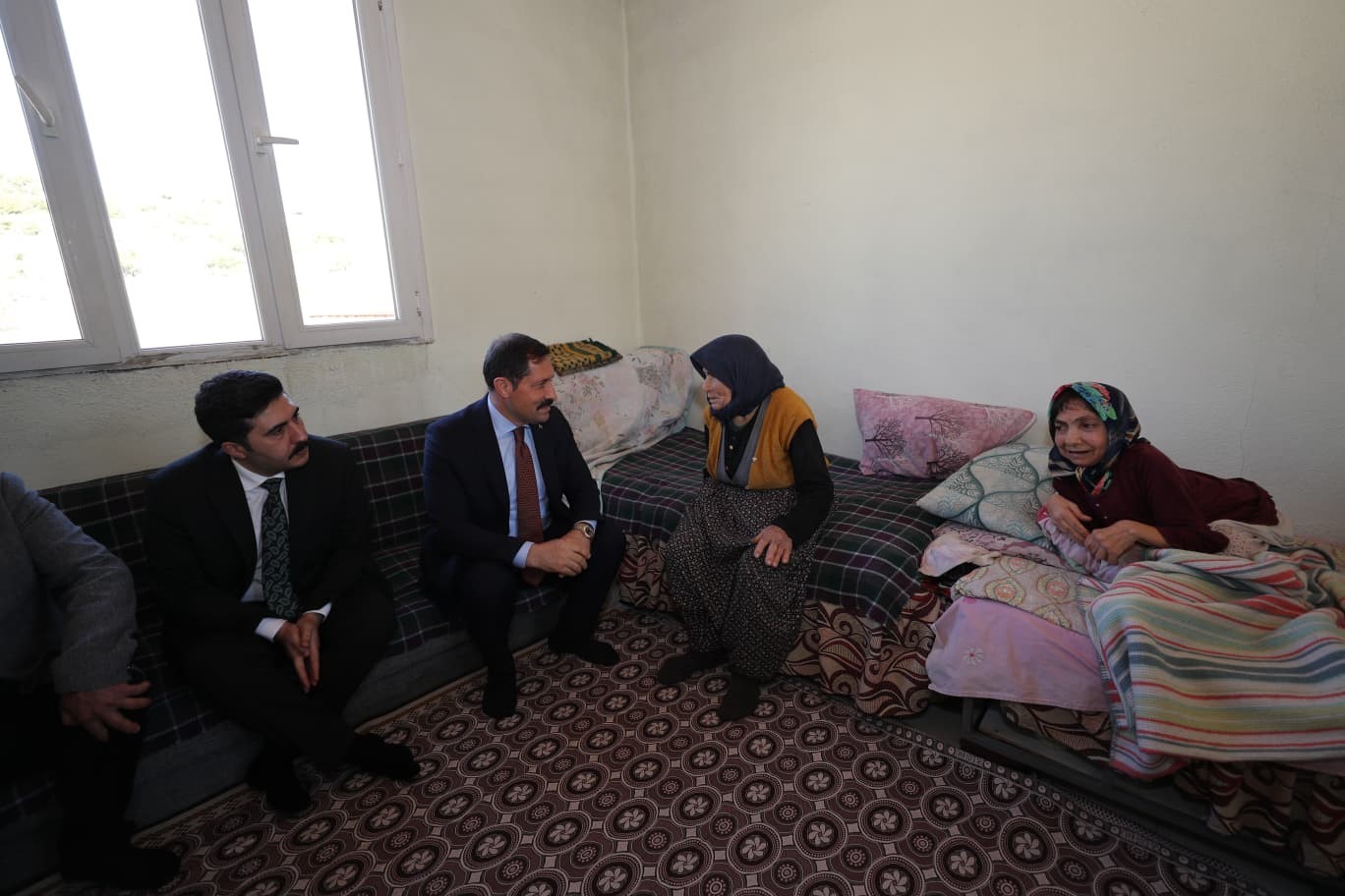 Merhametiyle Türkiye’ye örnek olan 80 yaşındaki anne ve ömrünü adadığı 61 yaşındaki engelli kızının Vali’yle sohbetleri yürekleri ısıttı
