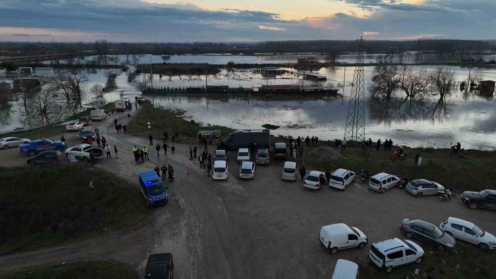 Meriç Nehri taştı; hayvanlar tahliye edildi, çiftçi malını kurtardı
