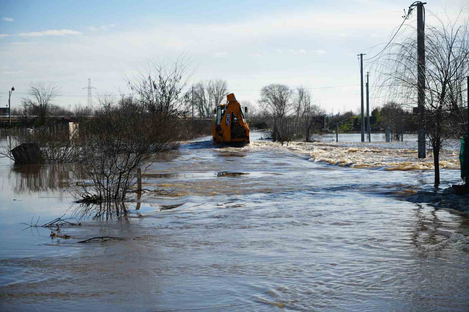 Meriç Nehri taştı; hayvanlar tahliye edildi, çiftçi malını kurtardı
