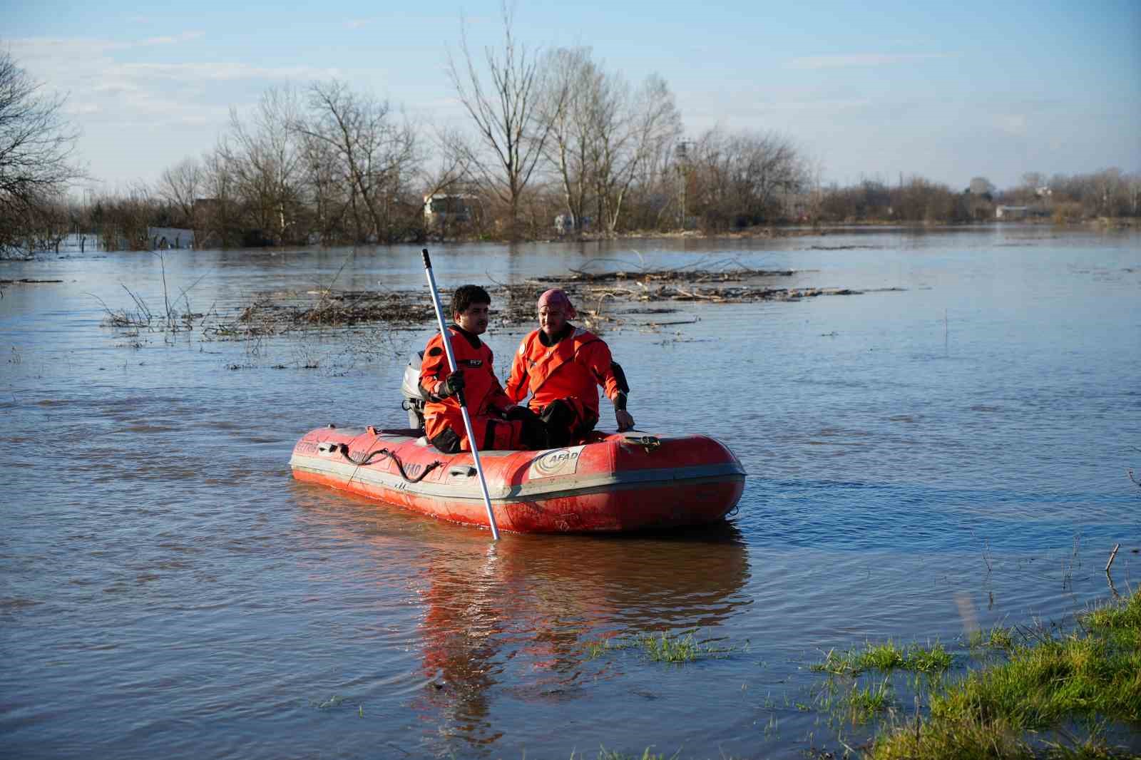 Meriç Nehri taştı; hayvanlar tahliye edildi, çiftçi malını kurtardı
