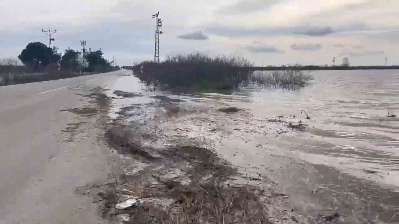 Meriç Nehri taştı, sedde patladı: Karayolu sular altında
