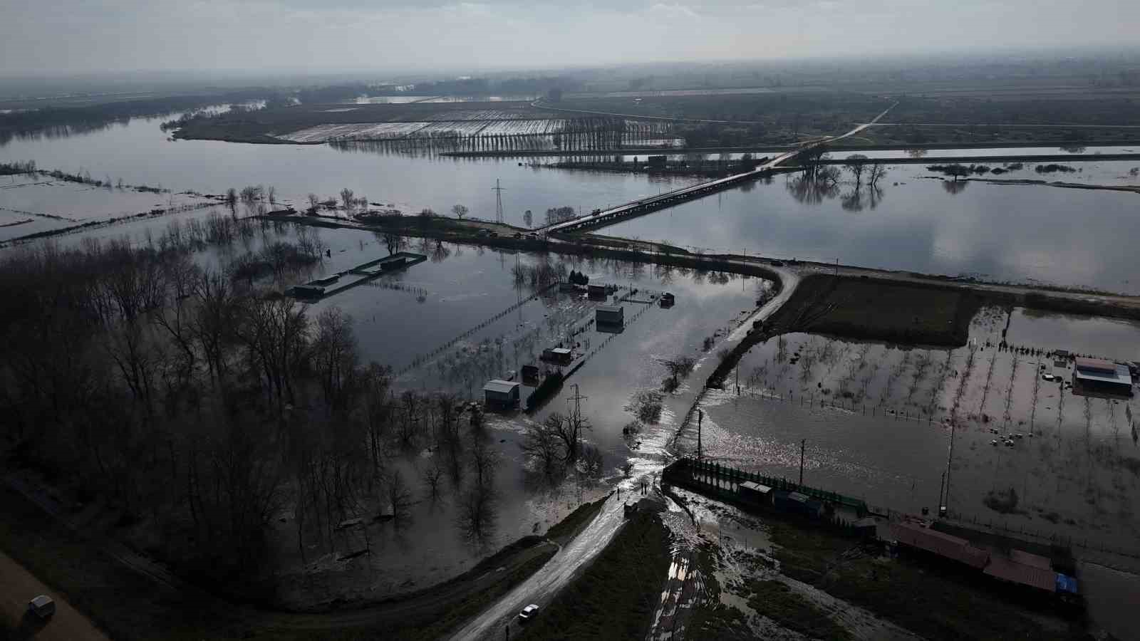 Meriç Nehri taştı, tarım arazileri ve yerleşim alanları sular altında kaldı
