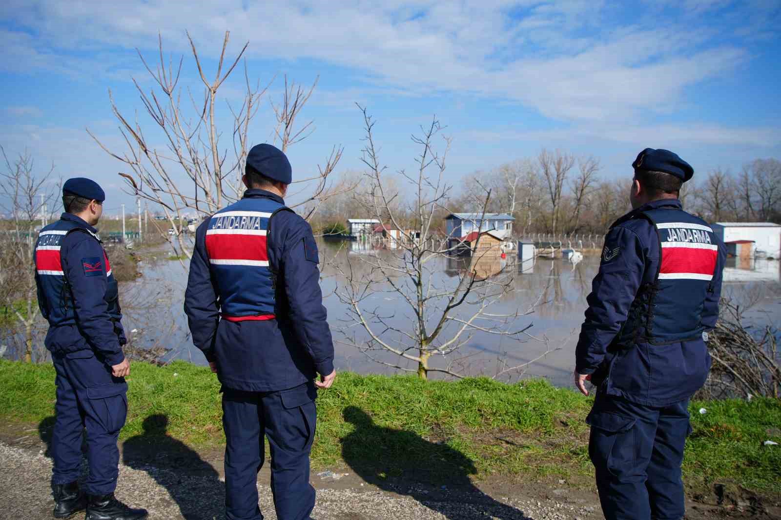Meriç Nehri taştı, tarım arazileri ve yerleşim alanları sular altında kaldı

