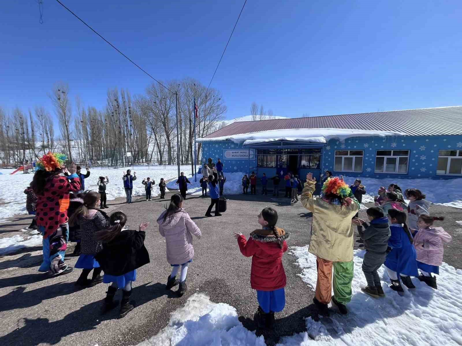 ’Merkez Her Yerde’ projesi kapsamında köy okulunda etkinlik düzenlendi
