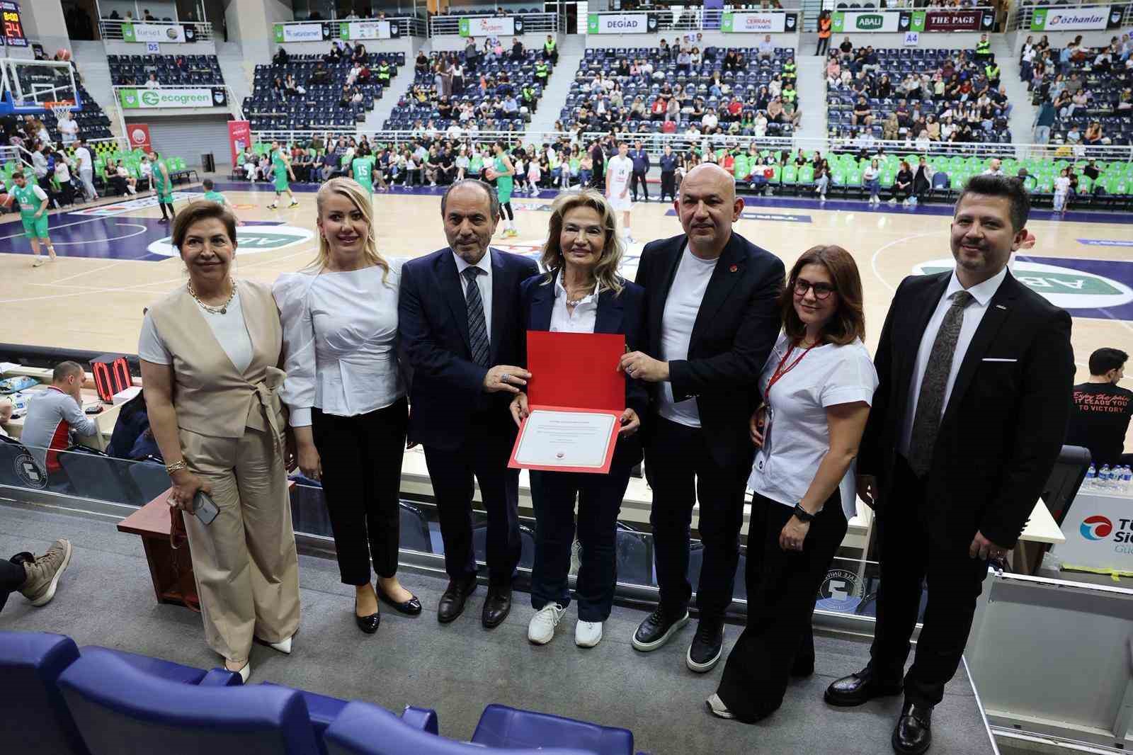 Merkezefendi Basketbol Takımı eğitime destek amacıyla parkeye çıktı
