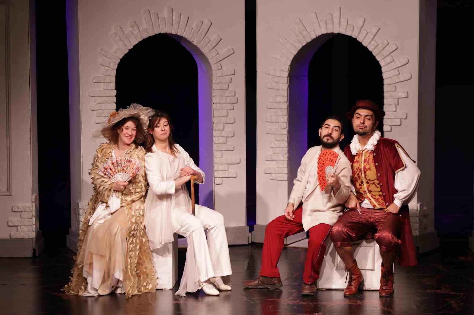 Merkezefendi Kent Tiyatrosu yeni oyunu ‘Biz Aşık Değiliz’ ile sahnede
