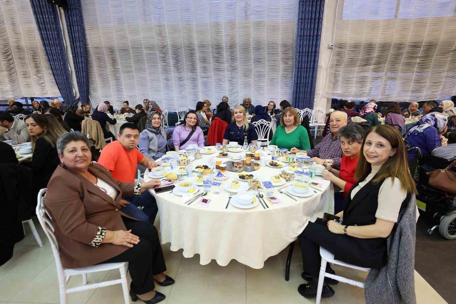 Merkezefendi’de Engelsiz Yaşam Akademisi aileleri iftarda buluştu
Merkezefendi’de Engelsiz Yaşam Akademisi aileleri iftarda buluştu