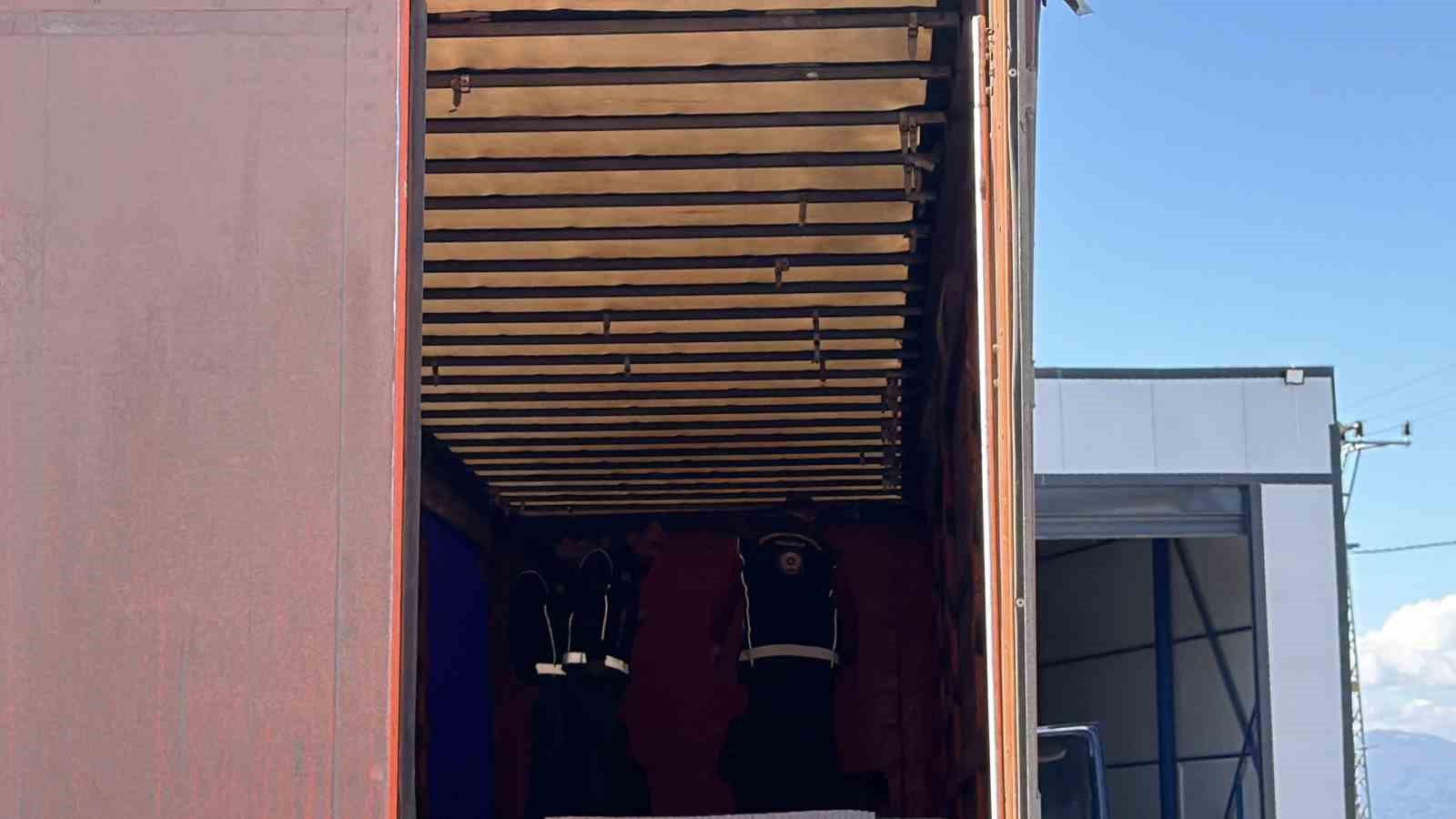Mermer yüklü tırda gizlenen 4 kaçak göçmen yakalandı
