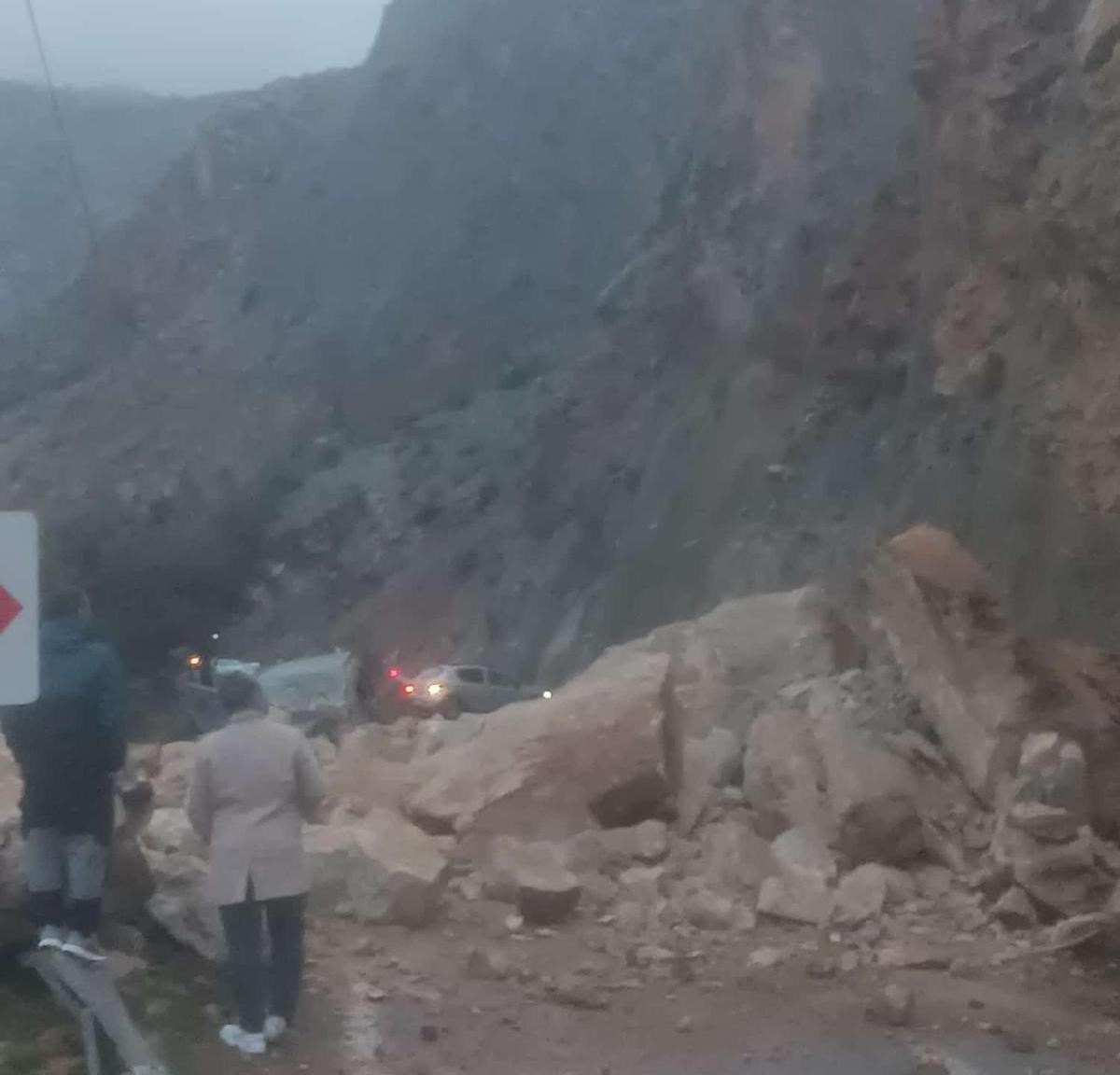 Mersin-Antalya karayolunda heyelan: Yol trafiğe kapandı, 1 yaralı
